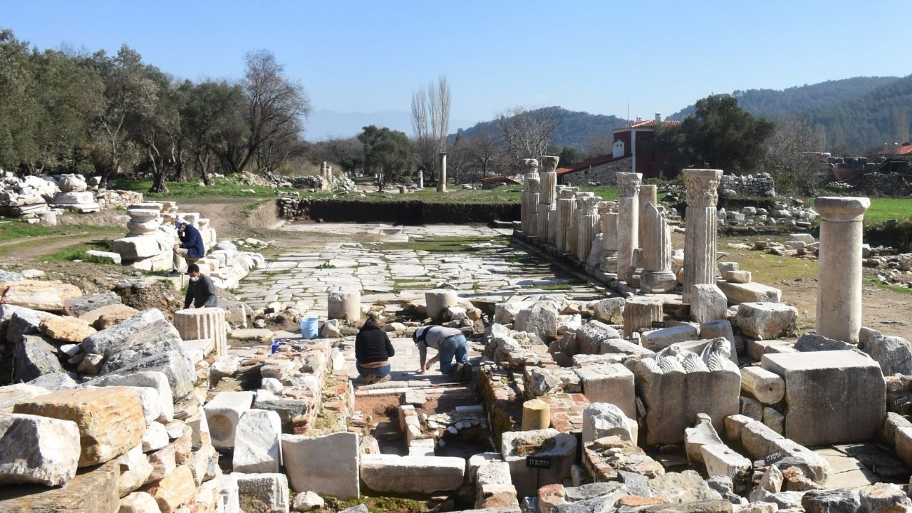 Pesquisadores fazem impressionante restauração em piso de mármore colorido de importante igreja bizantina