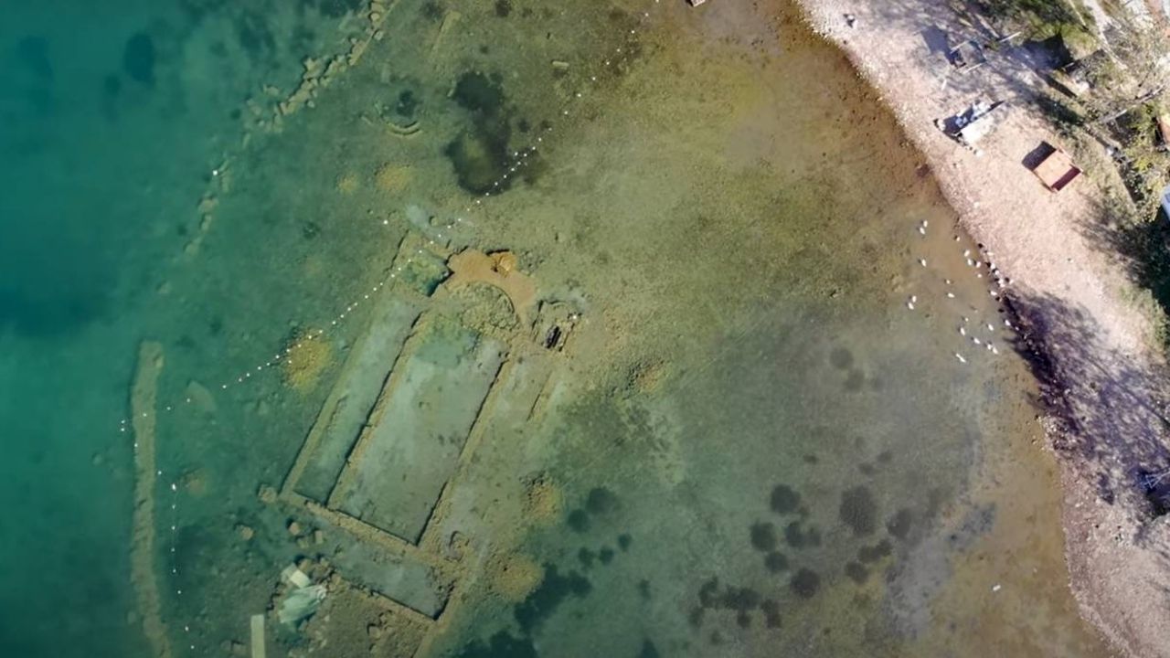 Vestígios de antiga igreja são revelados em águas cristalinas de lago na Turquia