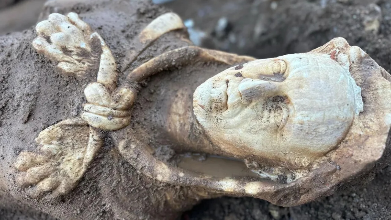 Estátua de imperador romano é descoberta em esgoto em Roma