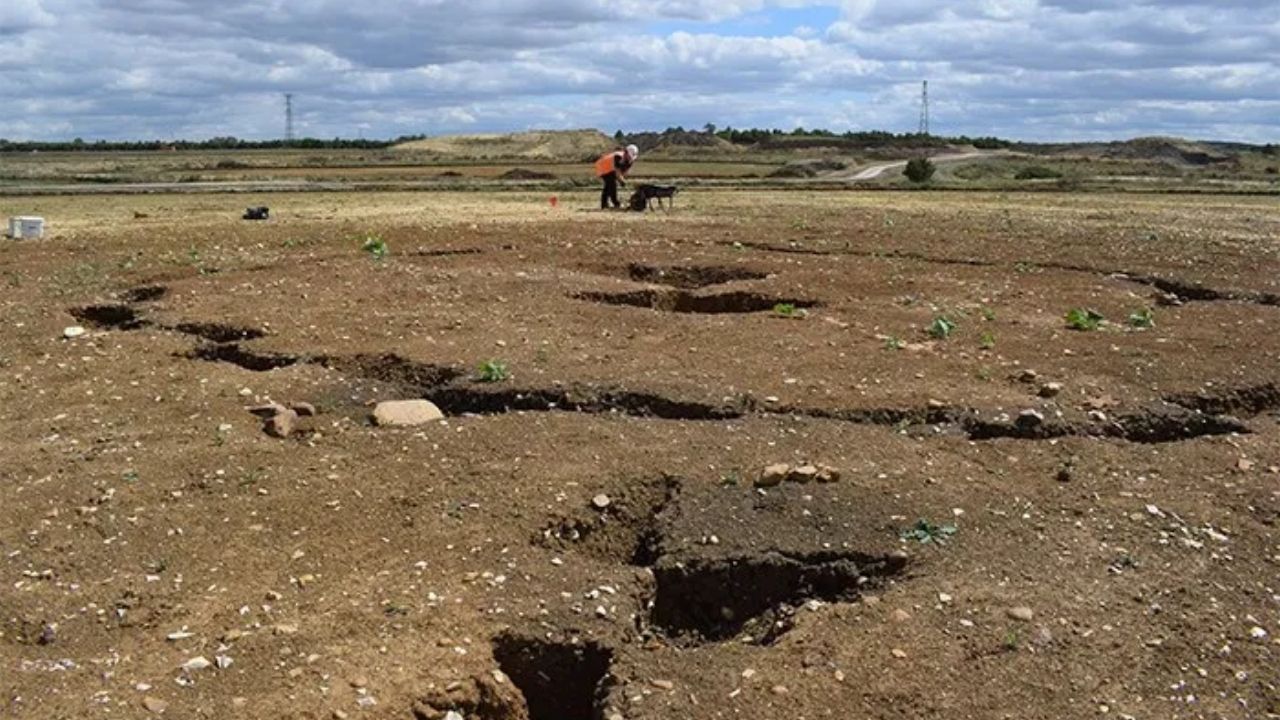 Arqueólogos descobrem casas redondas, celeiro e cerâmicas da Idade do Ferro