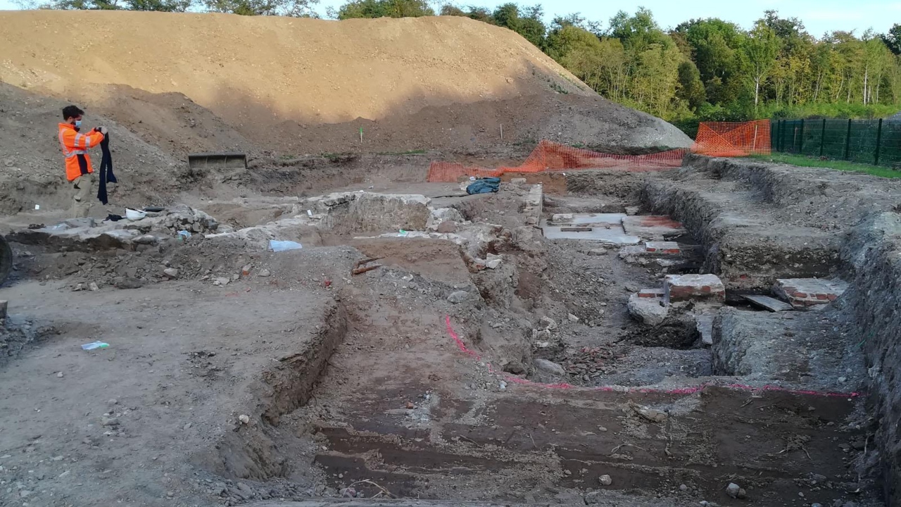 Arqueólogos encontram vestígios de moinho do século 17 em Châtenois, na França.