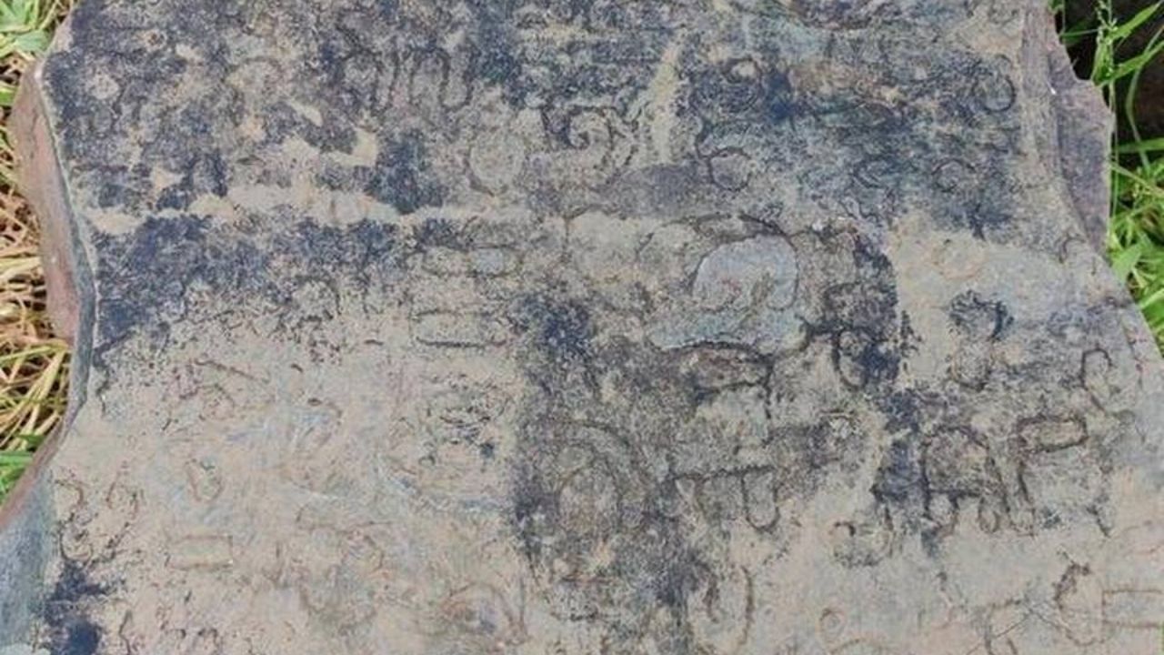 Estudante de arqueologia identifica rara inscrição de 1200 anos na Índia