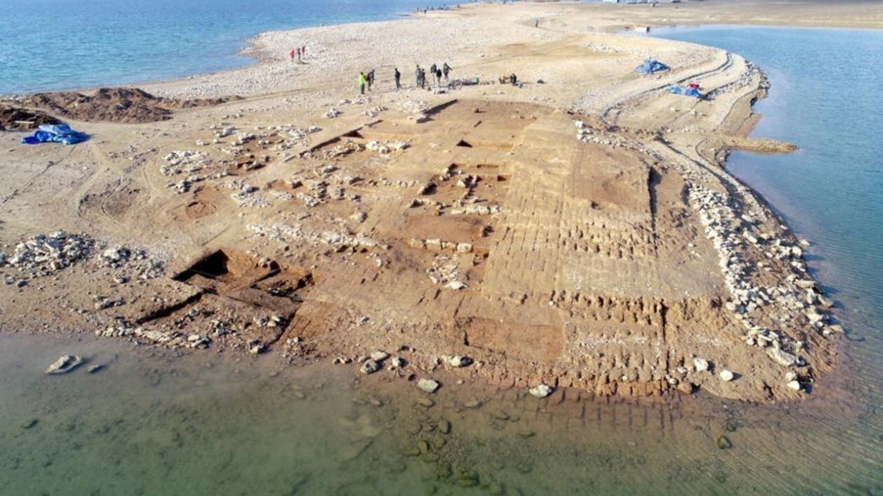 Vasos e ‘cartas’ milenares: Seca no Iraque revela cidade de 3.400 anos