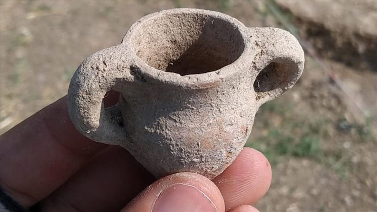 Caneta de osso e tinteiro: Kit de escrita romano é descoberto em Istambul