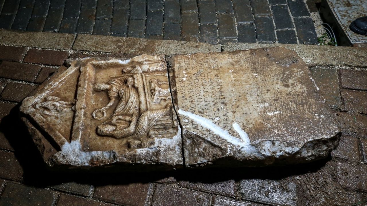 Inscrição do período romano é descoberta ao acaso em canteiro de obras na Turquia