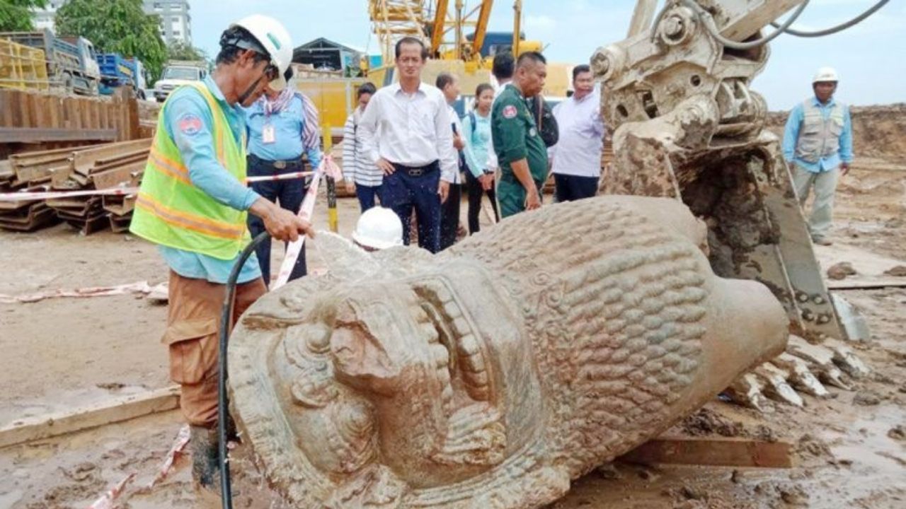Arqueólogos descobrem enorme escultura de leão em canteiro de obras no Camboja