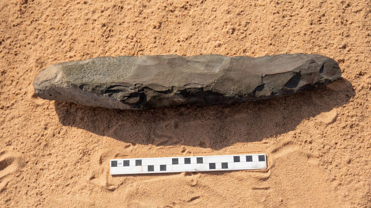Enorme machado de mão de 200 mil anos é encontrado na Arábia Saudita