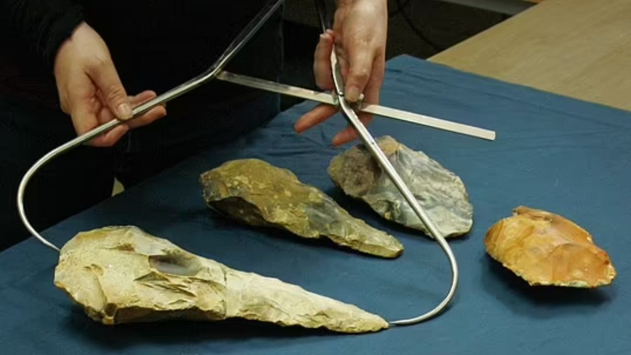 Inglaterra: Descoberta de machado pré-histórico de 30 centímetros surpreende cientistas