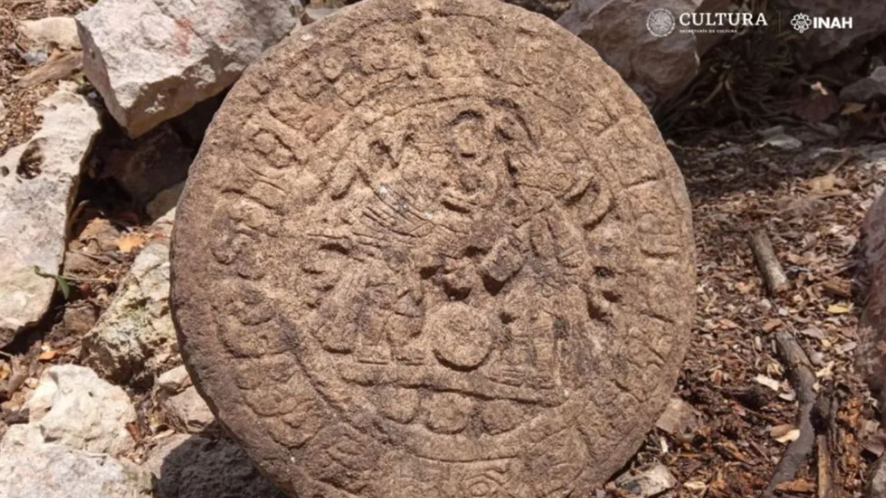 Escavação descobre placa de 1,1 mil anos representando jogo de bola disputado pelos maias
