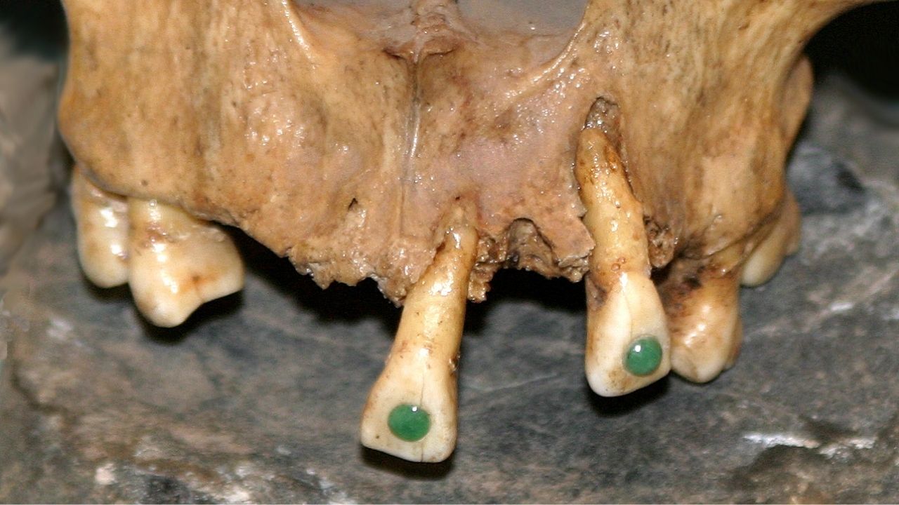 Por que os maias decoravam seus dentes com pedras?