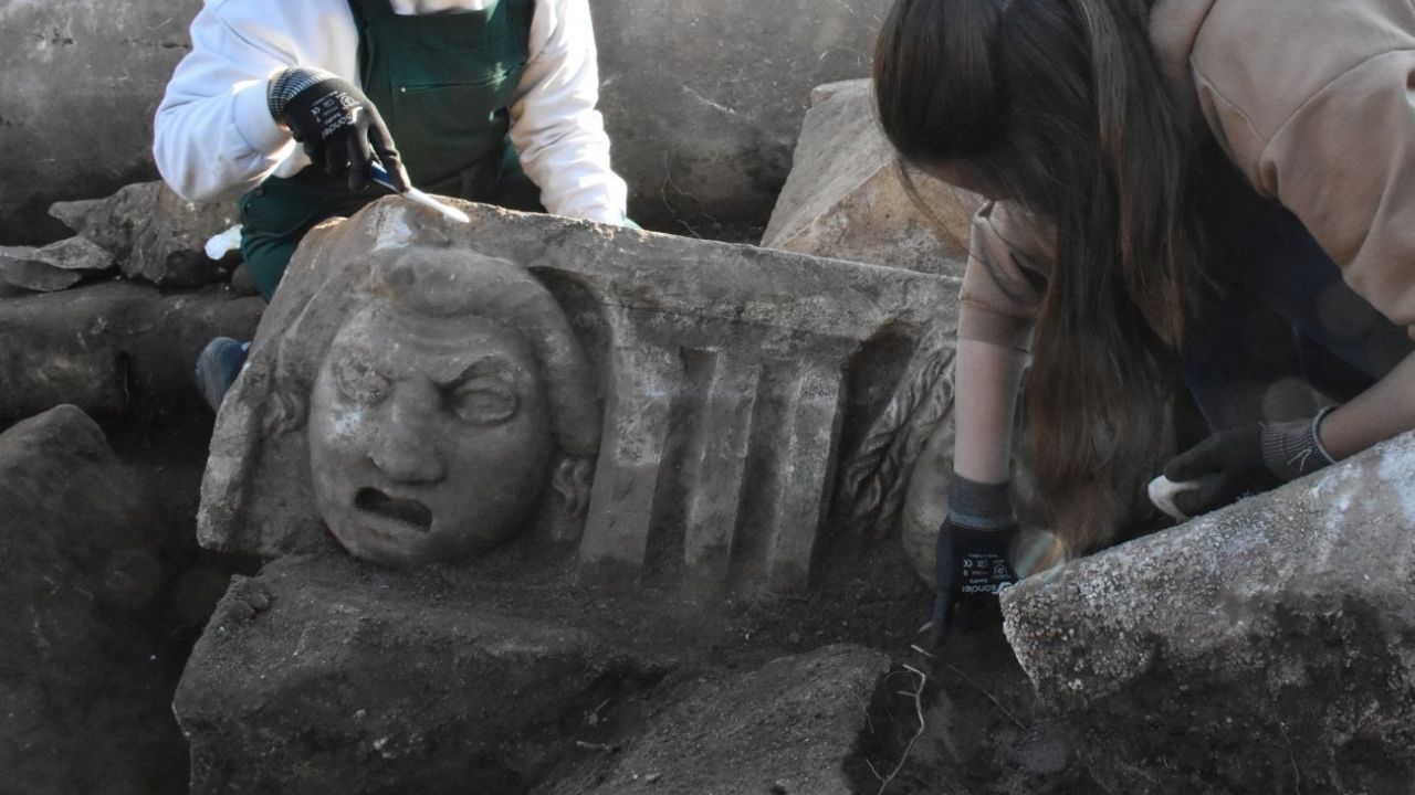 Arqueólogos encontram máscaras mitológicas impressionantes na Turquia