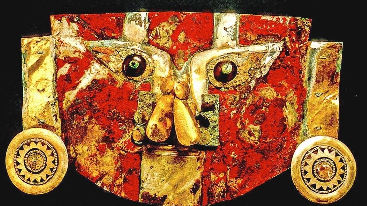 Máscara funerária descoberta no Peru foi pintada com sangue humano
