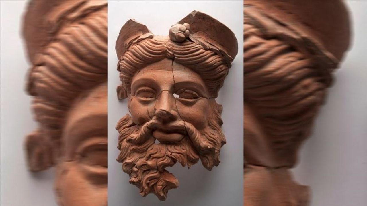 Pesquisadores descobrem máscara de deus grego com mais de 2,4 mil na Turquia