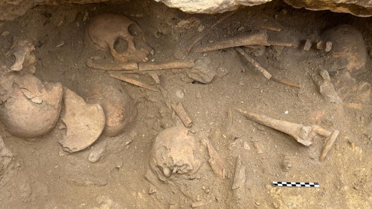 Tumba de 1,5 mil anos encontrada intacta no México revela 20 esqueletos