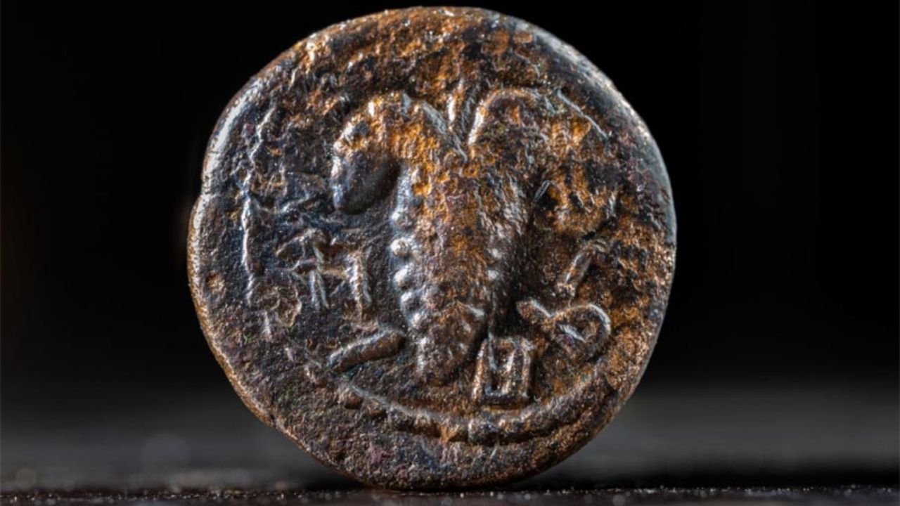Mais de 1.800 anos: Moeda usada em rebelião judaica contra domínio romano é descoberta em Jerusalém