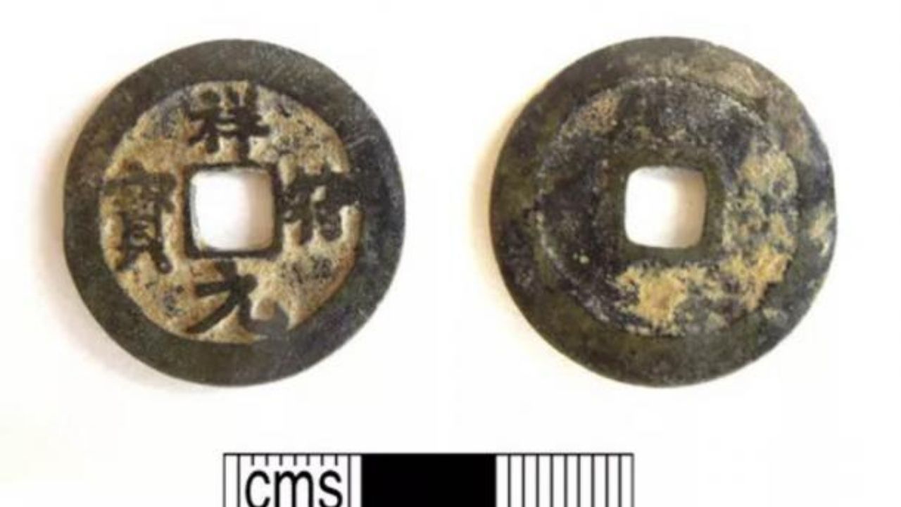 Moeda chinesa raríssima é descoberta por detector de metais na Inglaterra