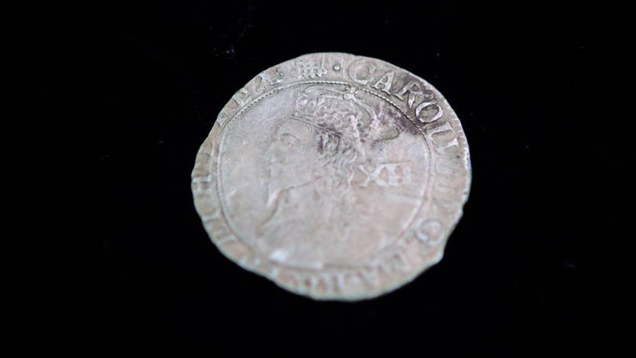 Arqueólogos encontram moeda inglesa do século 17 nos EUA