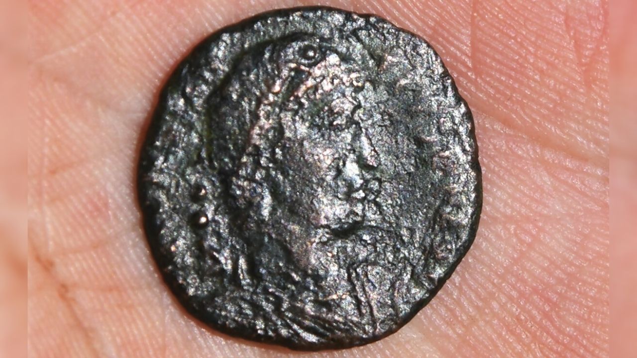 Pesquisadores descobrem moeda rara de 1,6 mil anos na Eslováquia