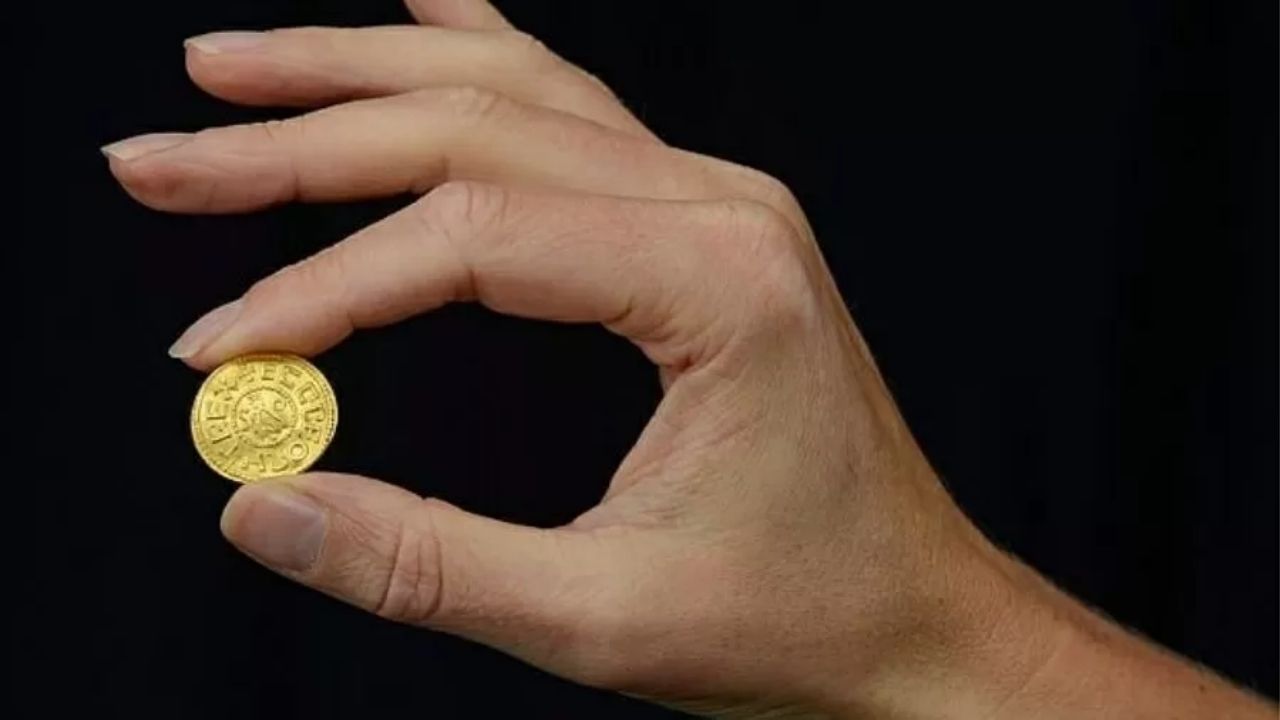 Detector de metal revela moeda que vale R$ 1,4 milhão