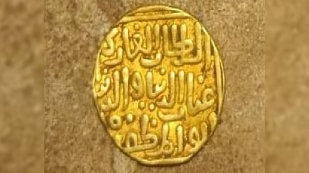 Mais de 450 moedas de ouro centenárias são descobertas na Índia