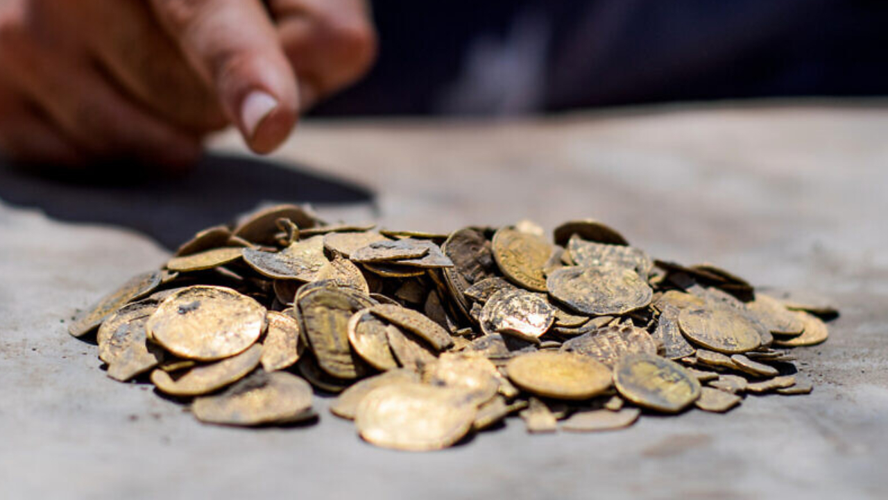 Jovem encontra 425 moedas de ouro do século 9 em Israel