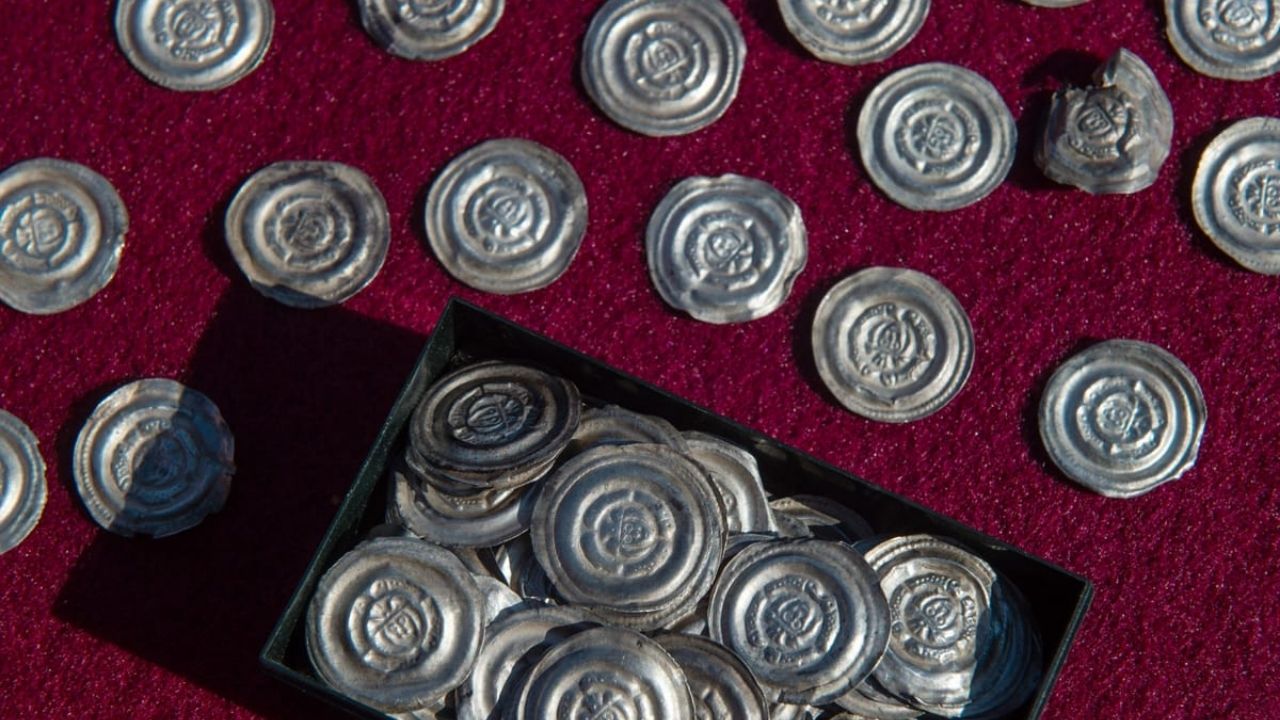 800 moedas de prata bem conservadas do século 13 são descobertas na República Tcheca