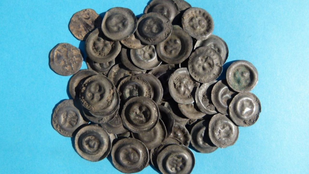 Tesouro medieval com mais de 150 moedas é encontrado na Polônia