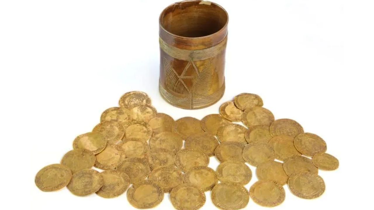 A reforma de uma cozinha que revelou moedas de ouro do século 18 na Inglaterra