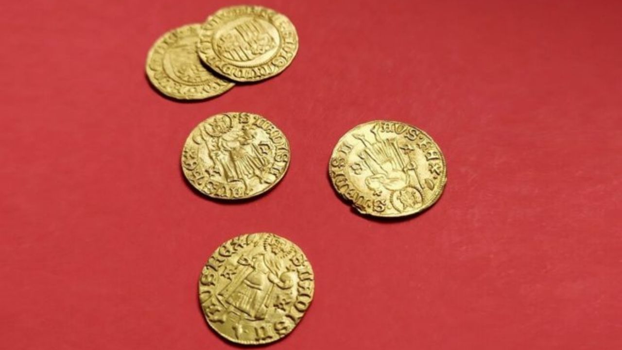 Na Polônia, incrível tesouro do século 15 revela moedas de prata e ouro valiosíssimas