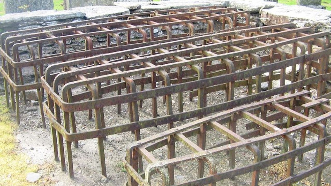 Por que muitos túmulos apresentavam uma grade de ferro?