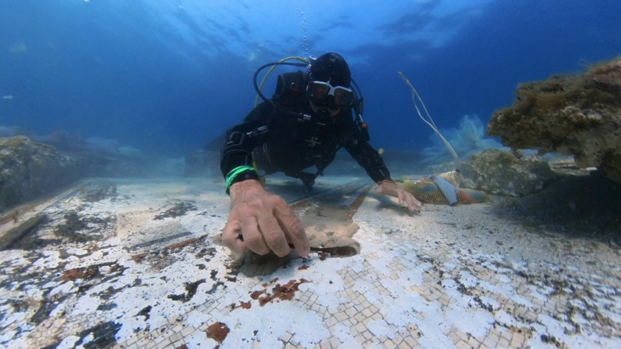 Antigo mosaico romano submerso é restaurado no mar da Itália