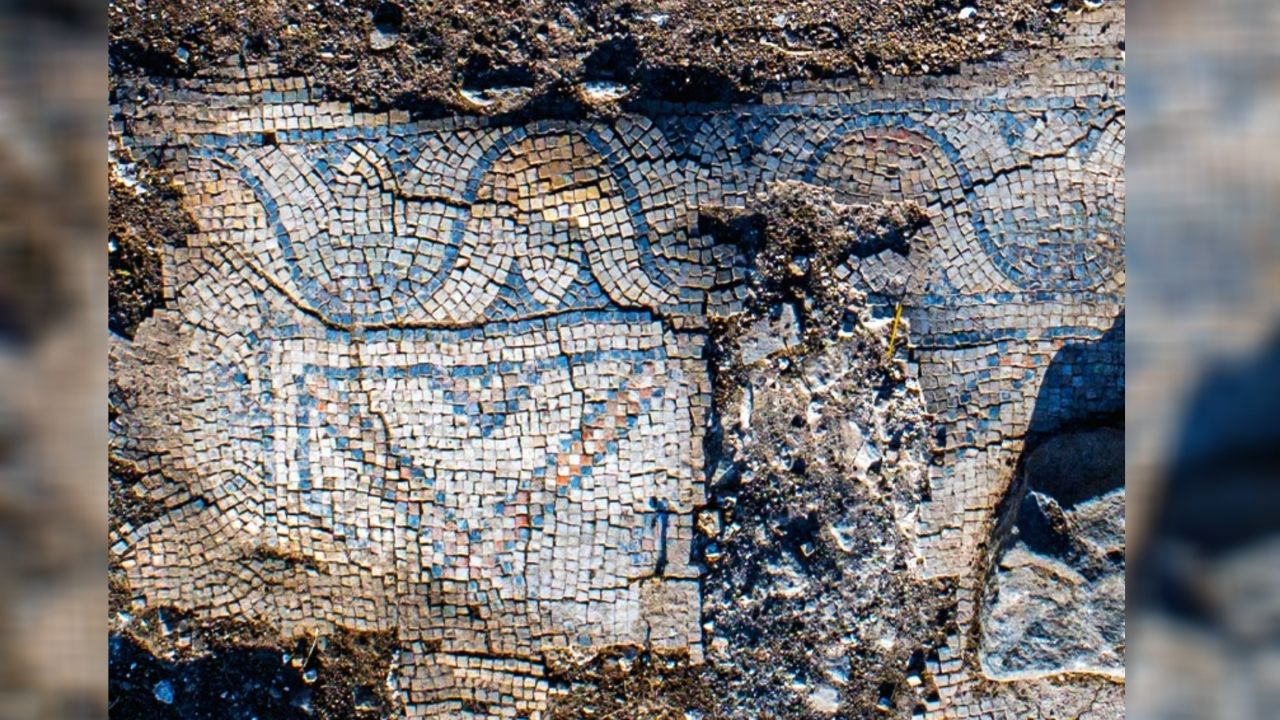 Pesquisadores descobrem mosaicos coloridos em igreja do período Bizantino em Israel