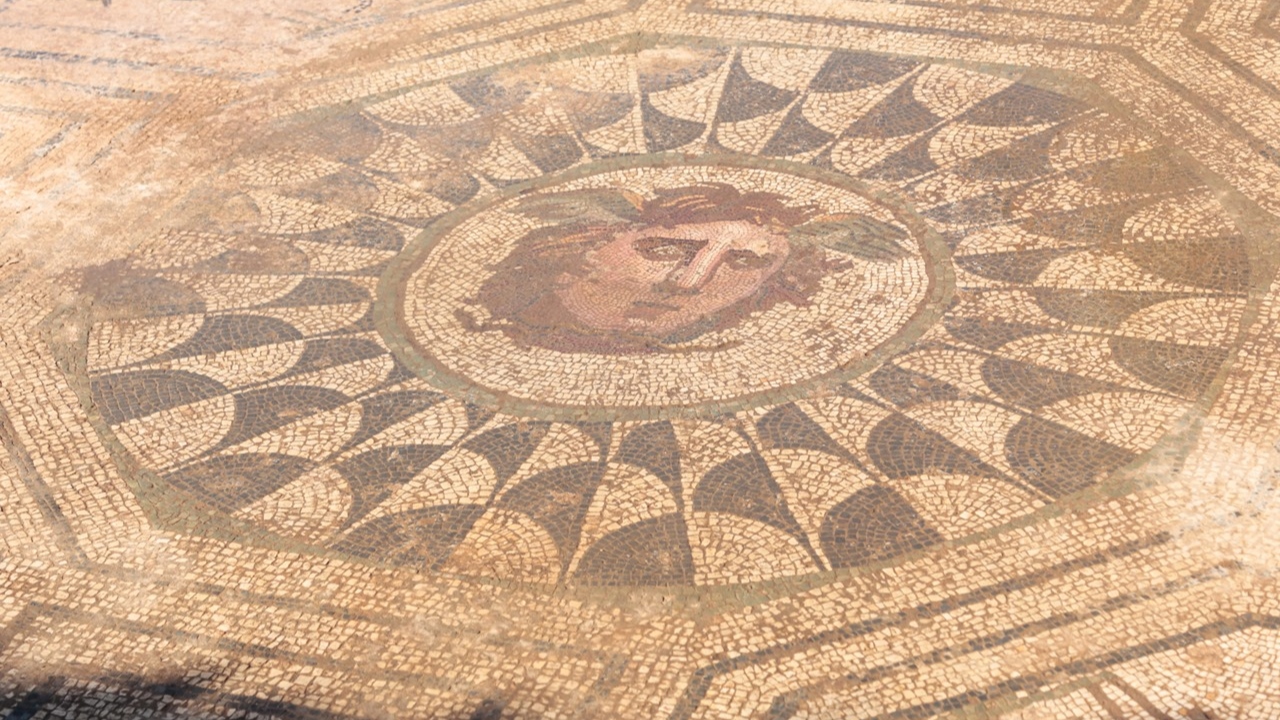 Mosaico que mostra a Medusa é encontrado em um sítio arqueológico espanhol