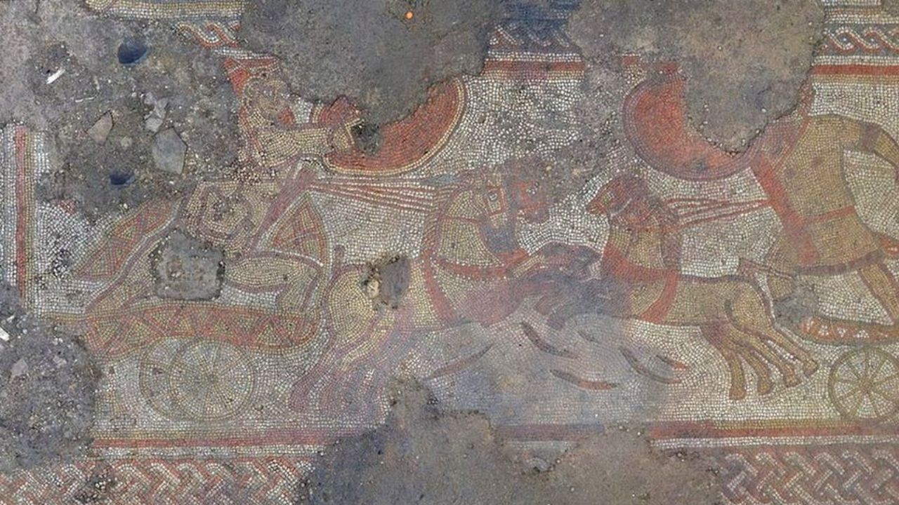 Mosaico romano e complexo de vilas são descobertos em fazenda no Reino Unido