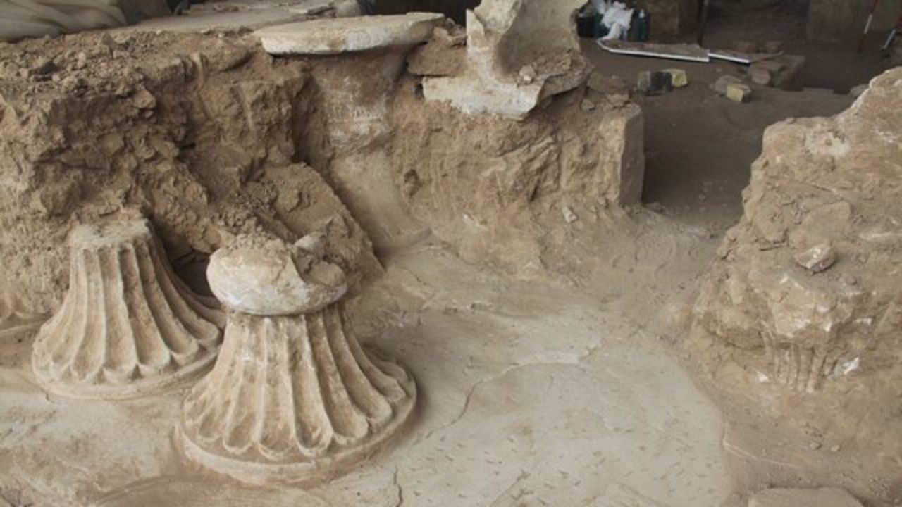 No Irã, arqueólogos encontram antigos e impressionantes móveis de gesso