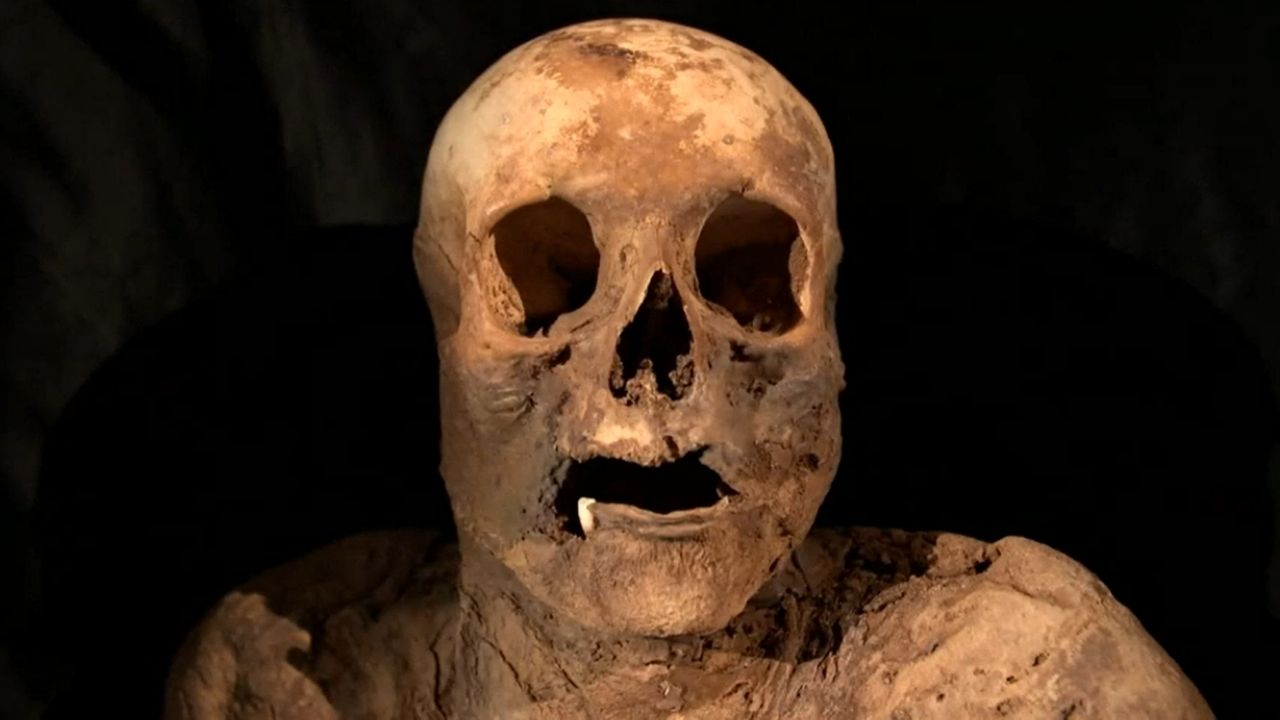 A curiosa história da múmia suíça que é parente distante de Boris Johnson