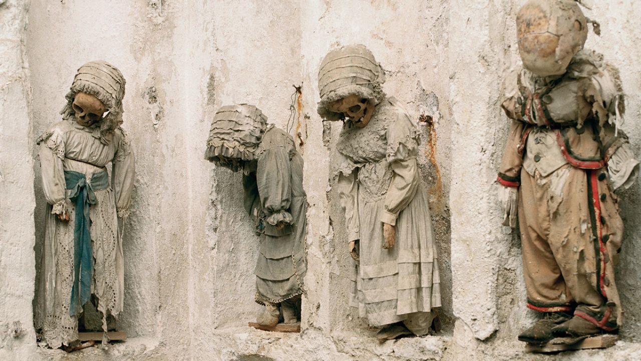 Enigmática cripta com 163 crianças mumificadas é alvo de estudo