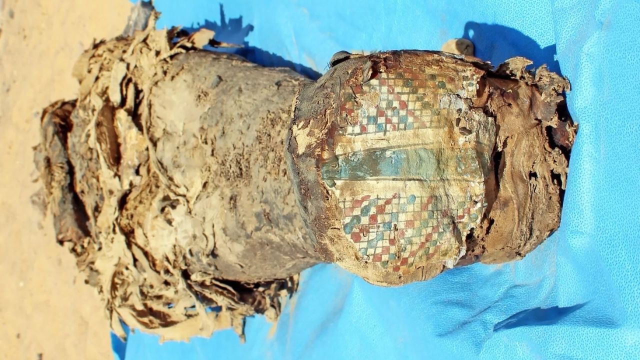 No Egito, arqueólogos encontram 30 múmias em tumba de 2 mil anos