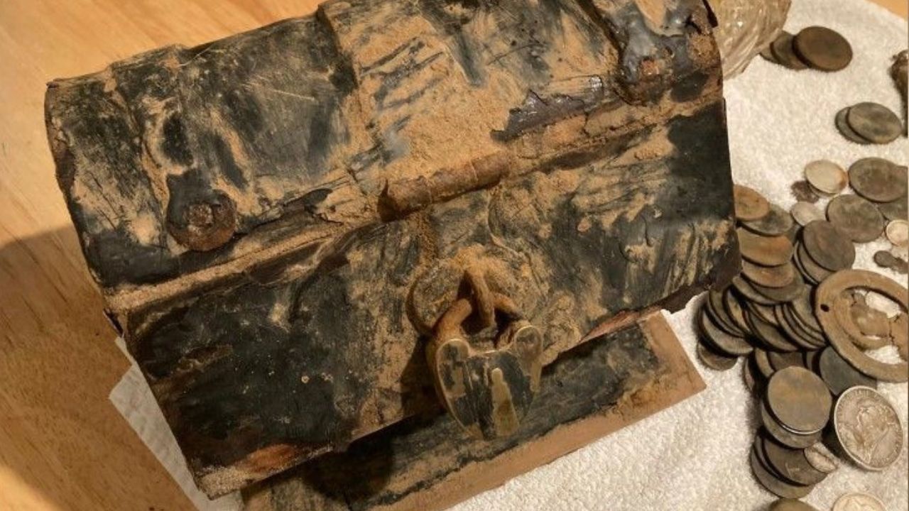 A britânica que achou um ‘tesouro’ vitoriano enquanto recolhia lixo