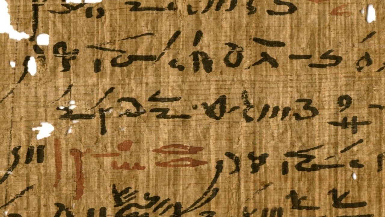 Análise de tintas preta e vermelha revela segredos de papiros egípcios