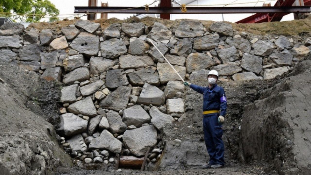 Escavações revelam paredes de pedra de castelo de 400 anos no Japão