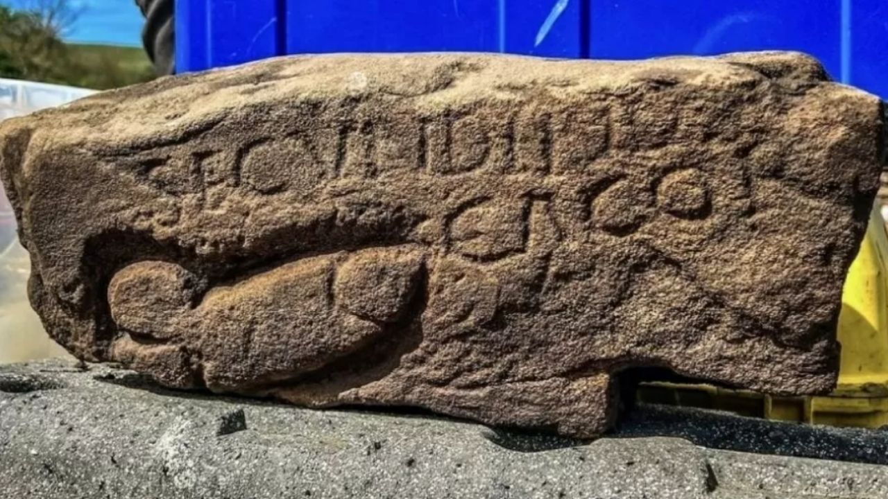 Grafite encontrado na Inglaterra revela xingamento de 1.700 anos