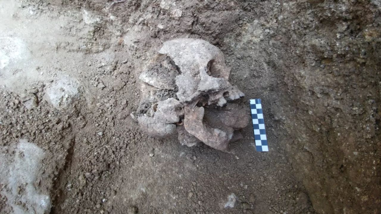 Arqueólogos podem ter desvendado ‘mistério’ de esqueletos encontrados com pedras na boca