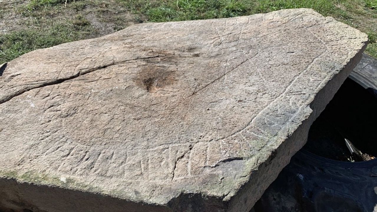 Fazendeiro descobre rara pedra rúnica da Era Viking na Suécia