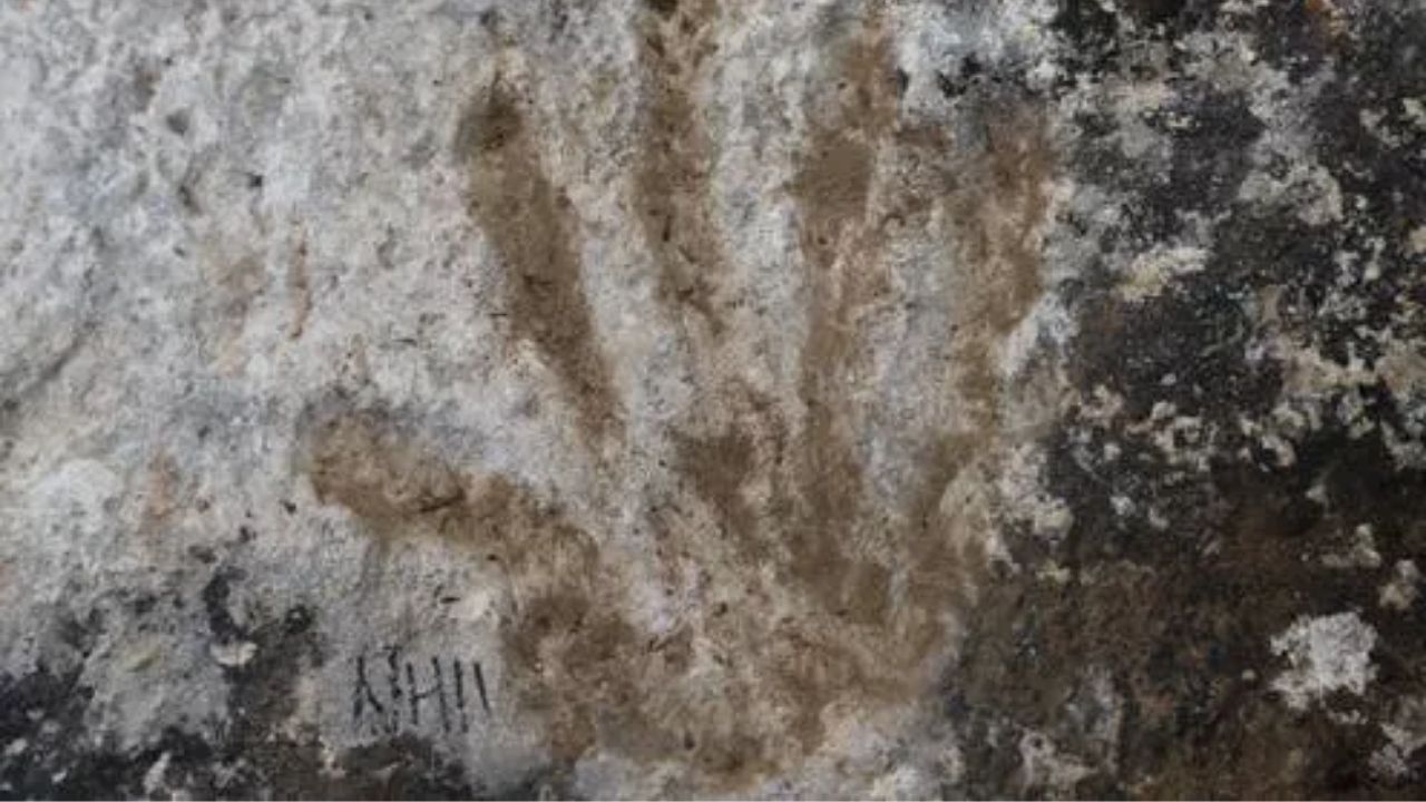 Pesquisadores sugerem que arte pré-histórica mais antiga do mundo foi feita por crianças