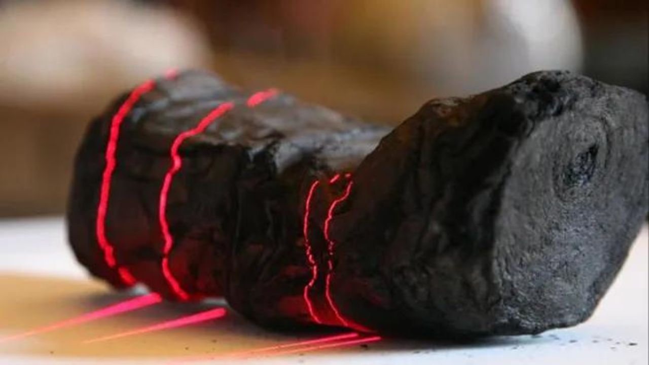 Jovem identifica texto em pergaminho carbonizado pela erupção de Pompeia