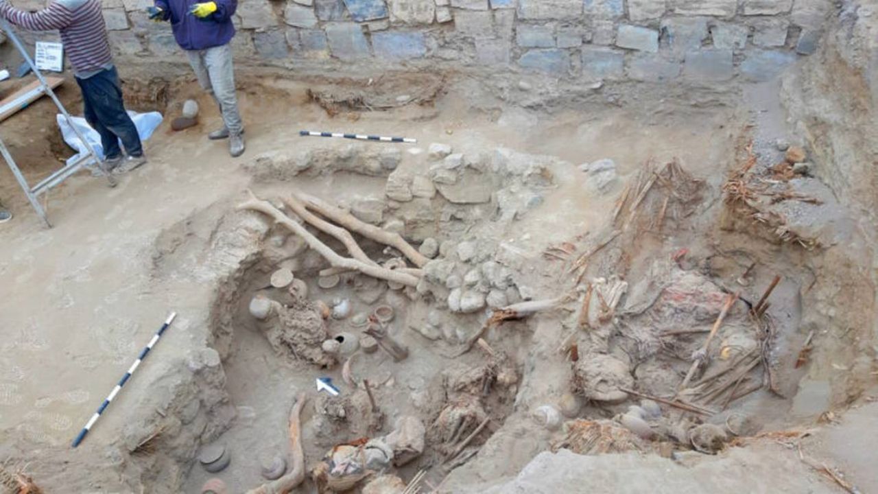 O muro desabado que escondia sepulturas de 900 anos no Peru