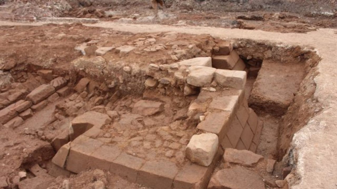 Inusitado: Reforma de piscina na Inglaterra leva à descoberta de artefatos medievais