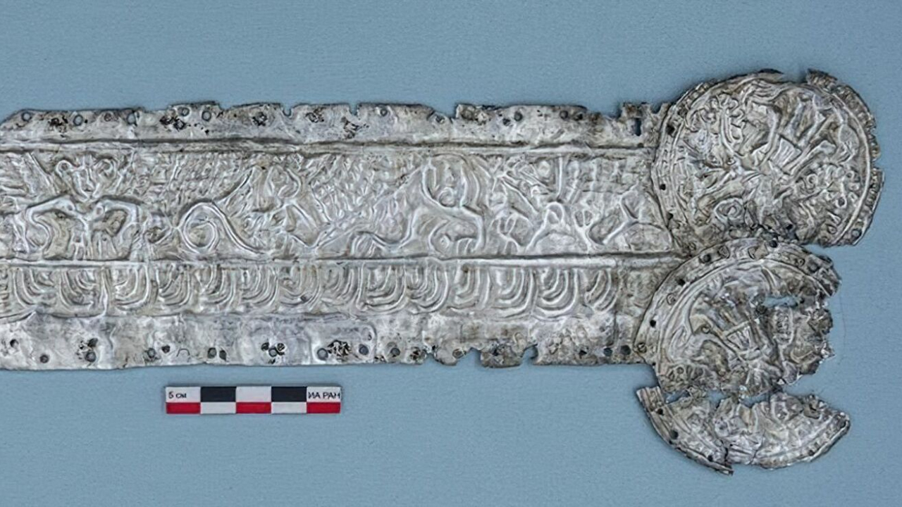 Placa de prata do século 4 é encontrada em necrópole na Rússia