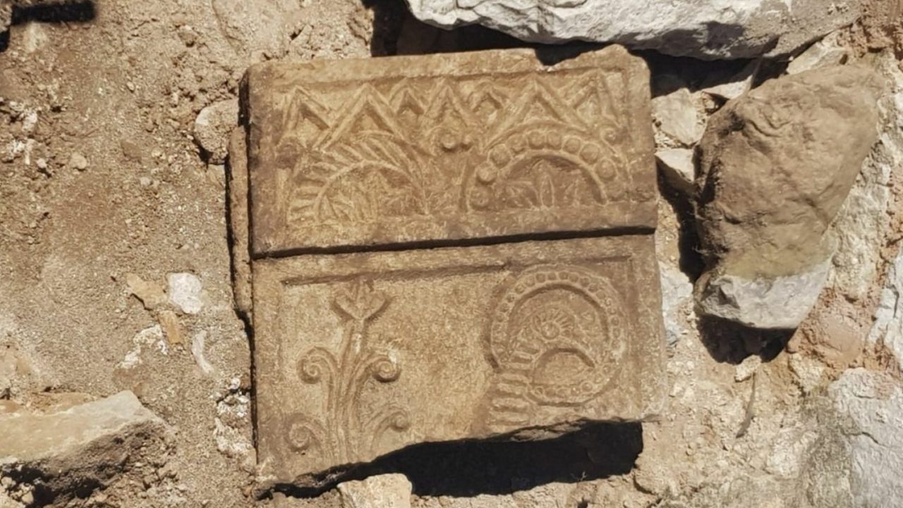 Impressionante placa em relevo é descoberta em igreja medieval na Bósnia